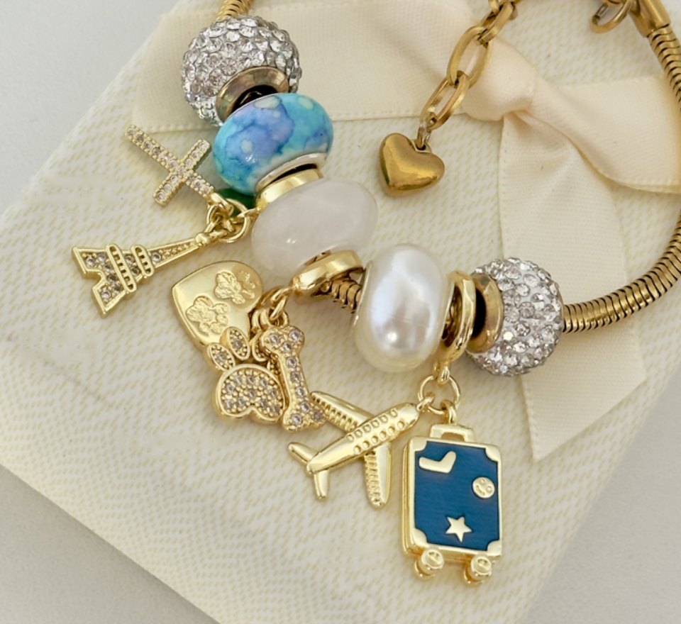 Charms Golfy: cruz, torre Eiffel, huellita, avión y maleta