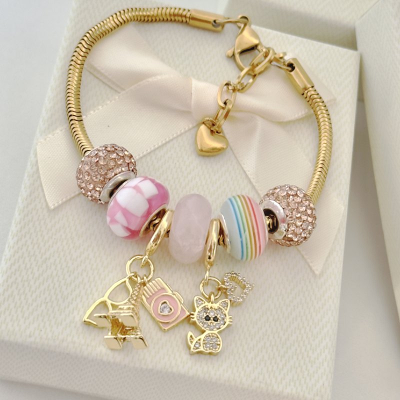 Pulsera dorada con cuentas rosadas y arcoíris